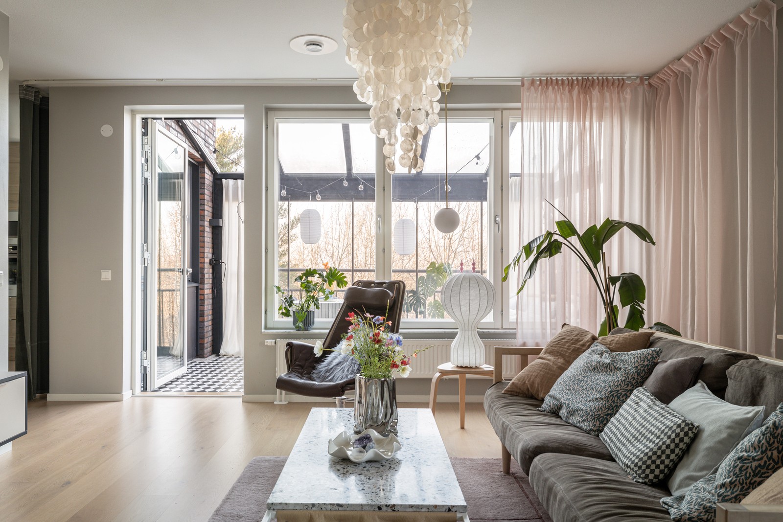 Från vardagsrummet når man den stora inglasade balkogen