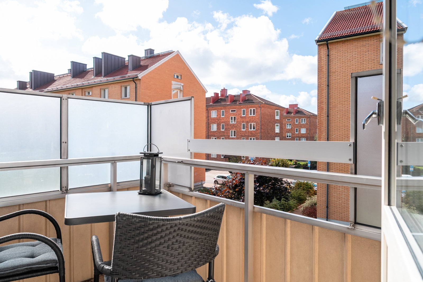 Balkongen ligger i ett perfekt läge med sol under nästan hela dagen och under hela kvällen.