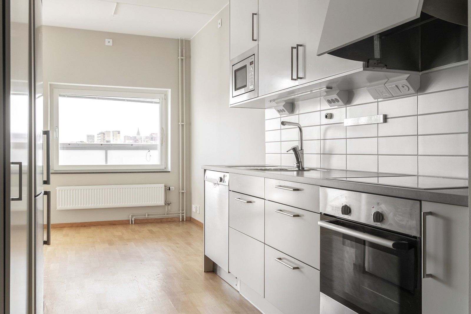 Stilrent kök som går i vitt