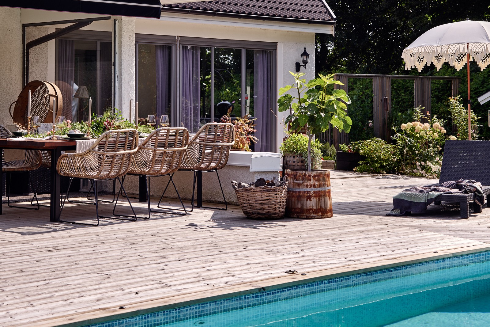 En extra trivselfaktor är poolen, som omges av ett stort trädäck