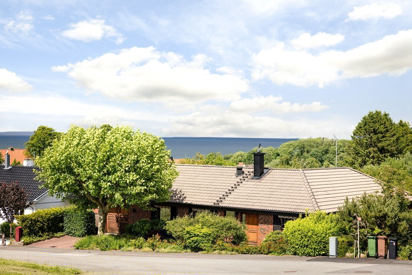 Välkommen till Genfärdabacken 8 med en skymt av havet och Hanöbukten