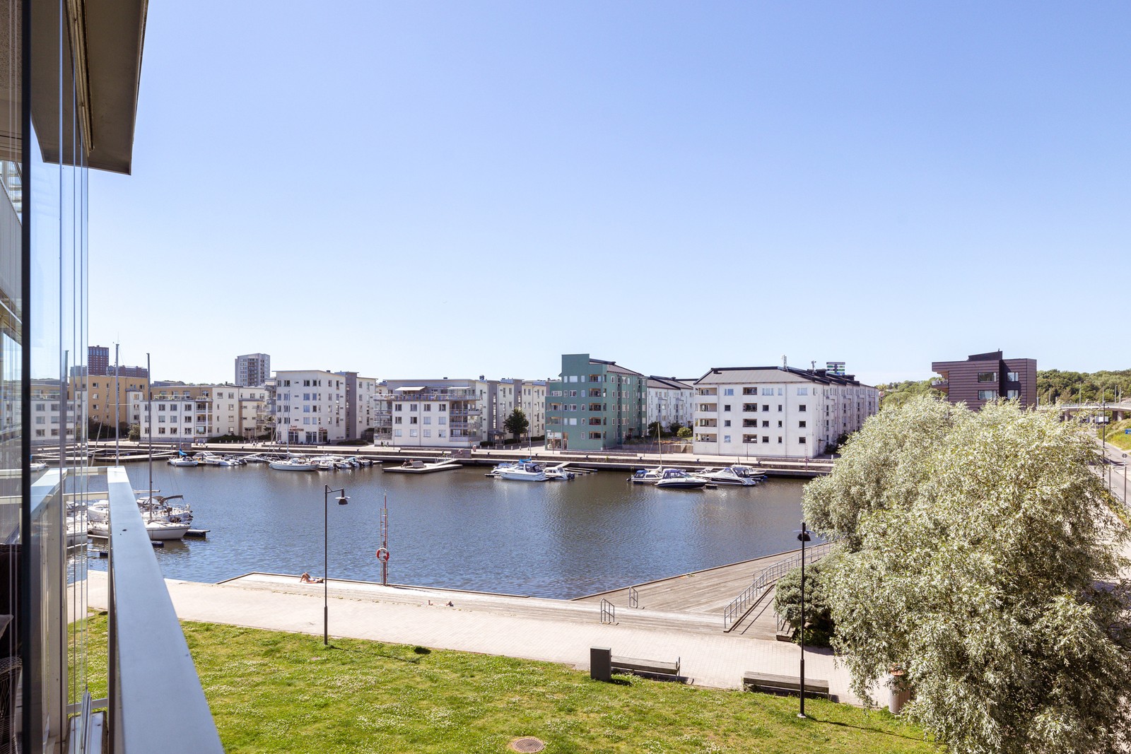 Balkongen har härlig vy mot vattnet och sol hela kvällen