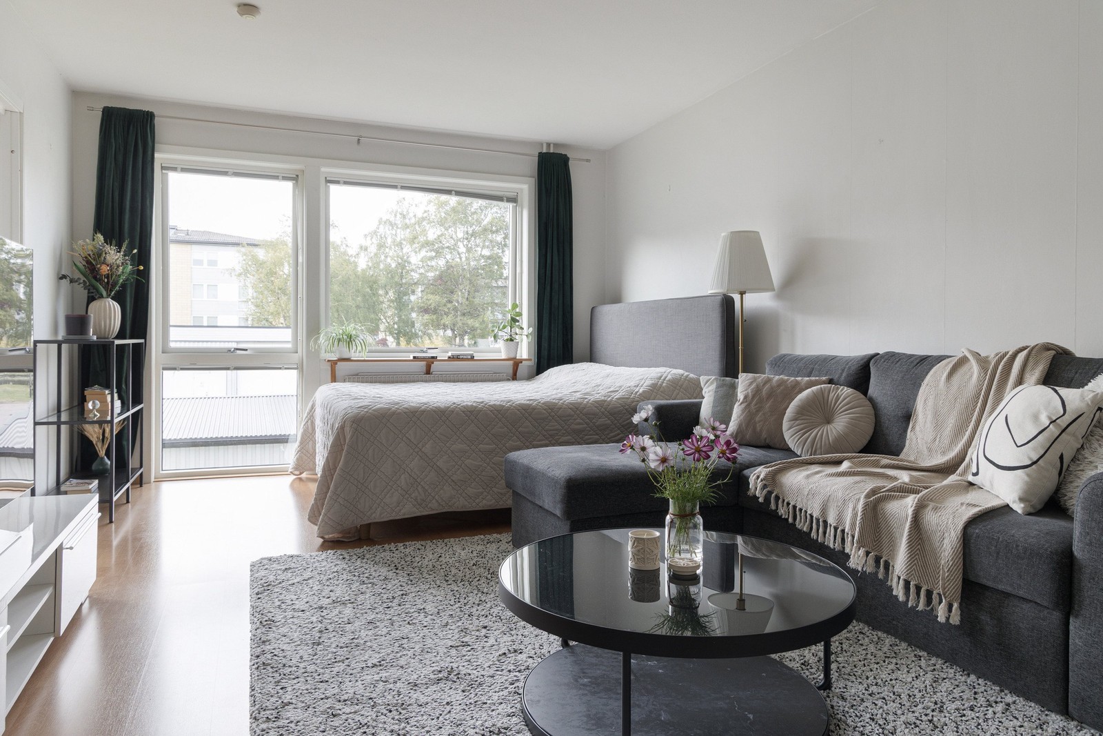 Ett ljust allrum med plats för både säng, soffa och skrivbord