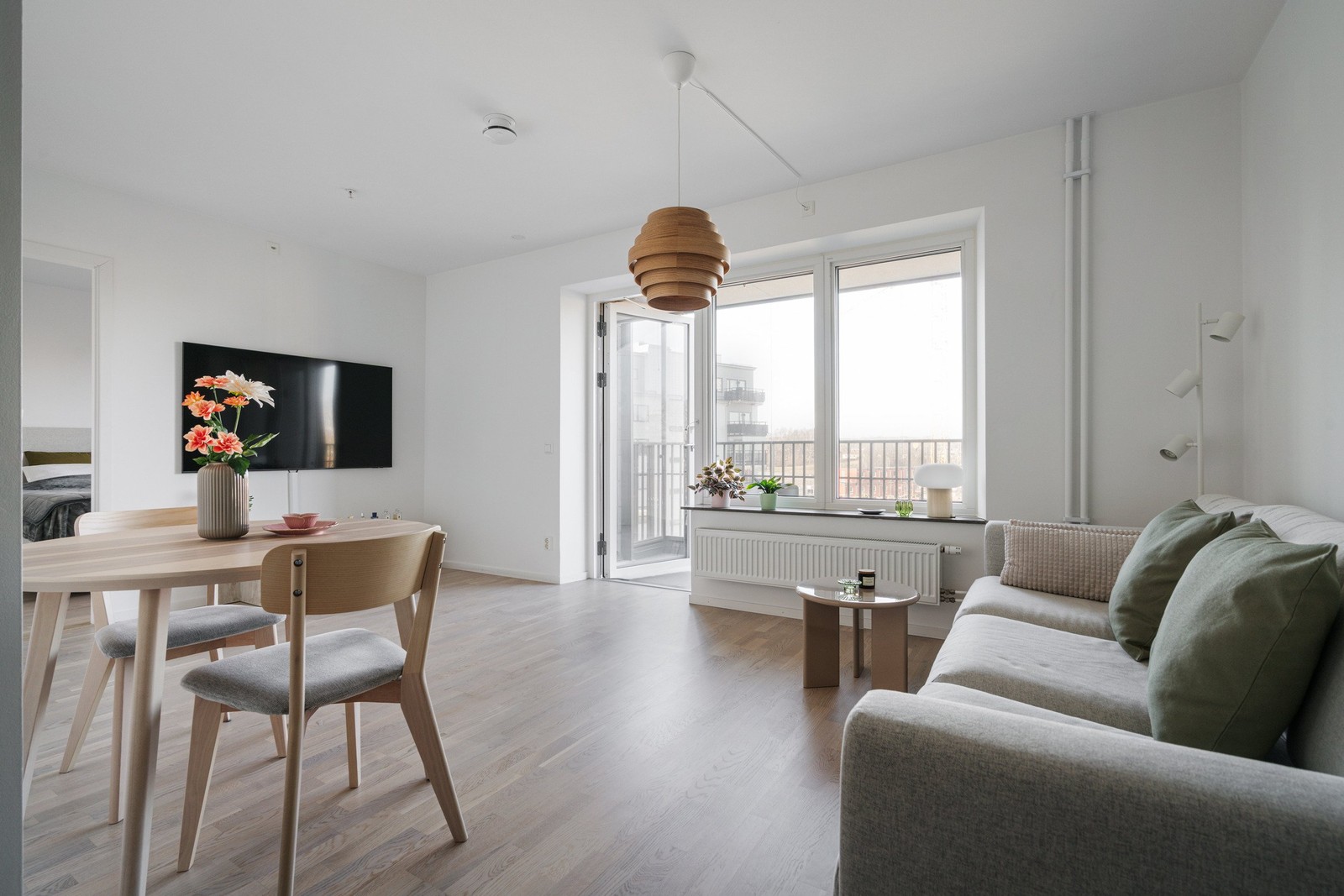 Välkommen till en mycket ljus och öppen tvåa i populära BRF Celsius