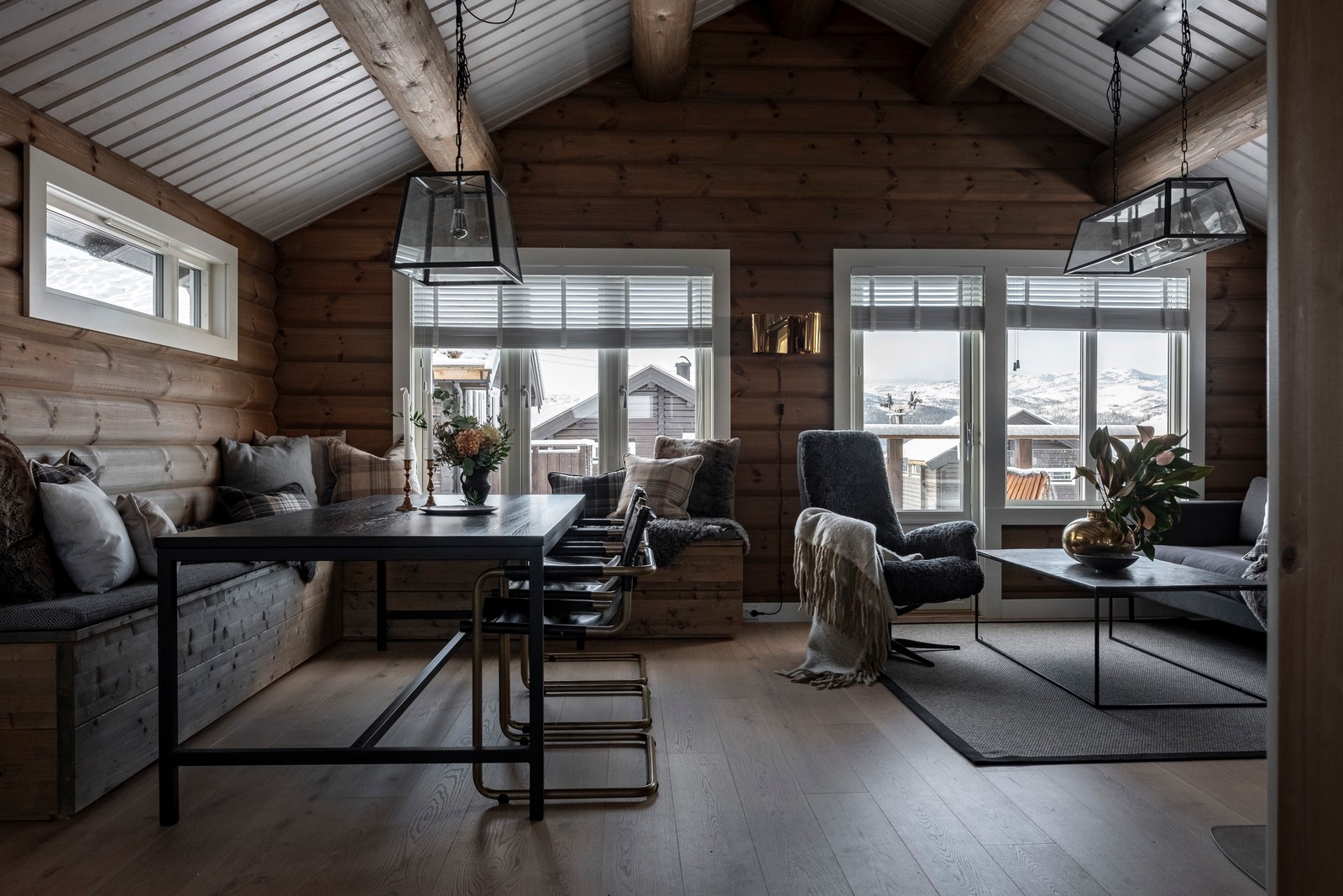 Allrum med matplats och vardagsrumsdel