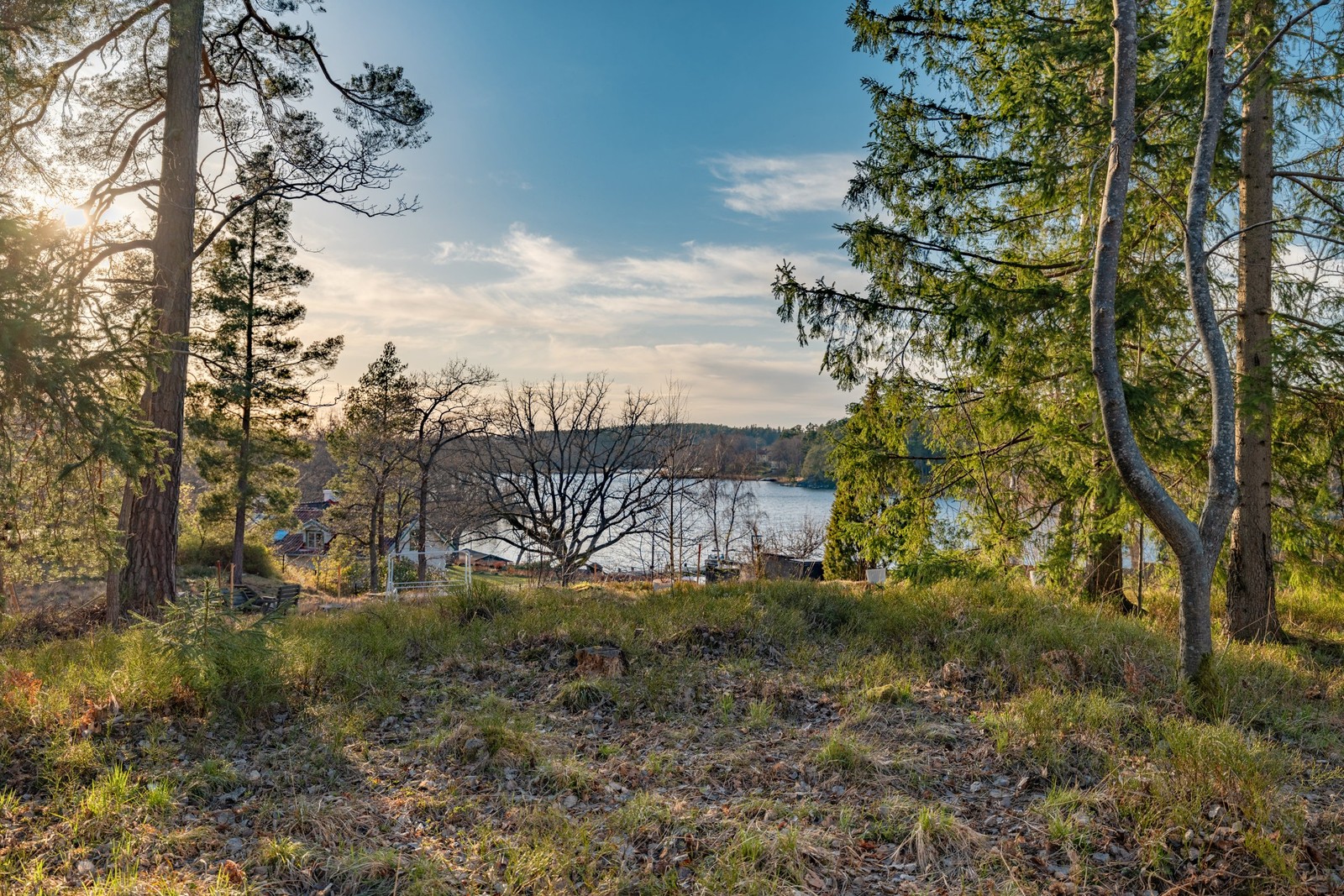 Tomten med fin vy ner mot Kyrkviken