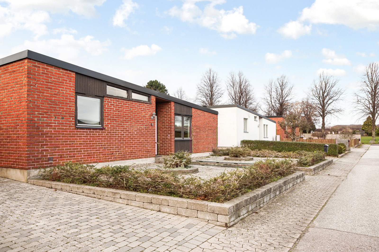 Välkomna till Plommonvägen 7 - mysigt enplanshus med integrerat garage