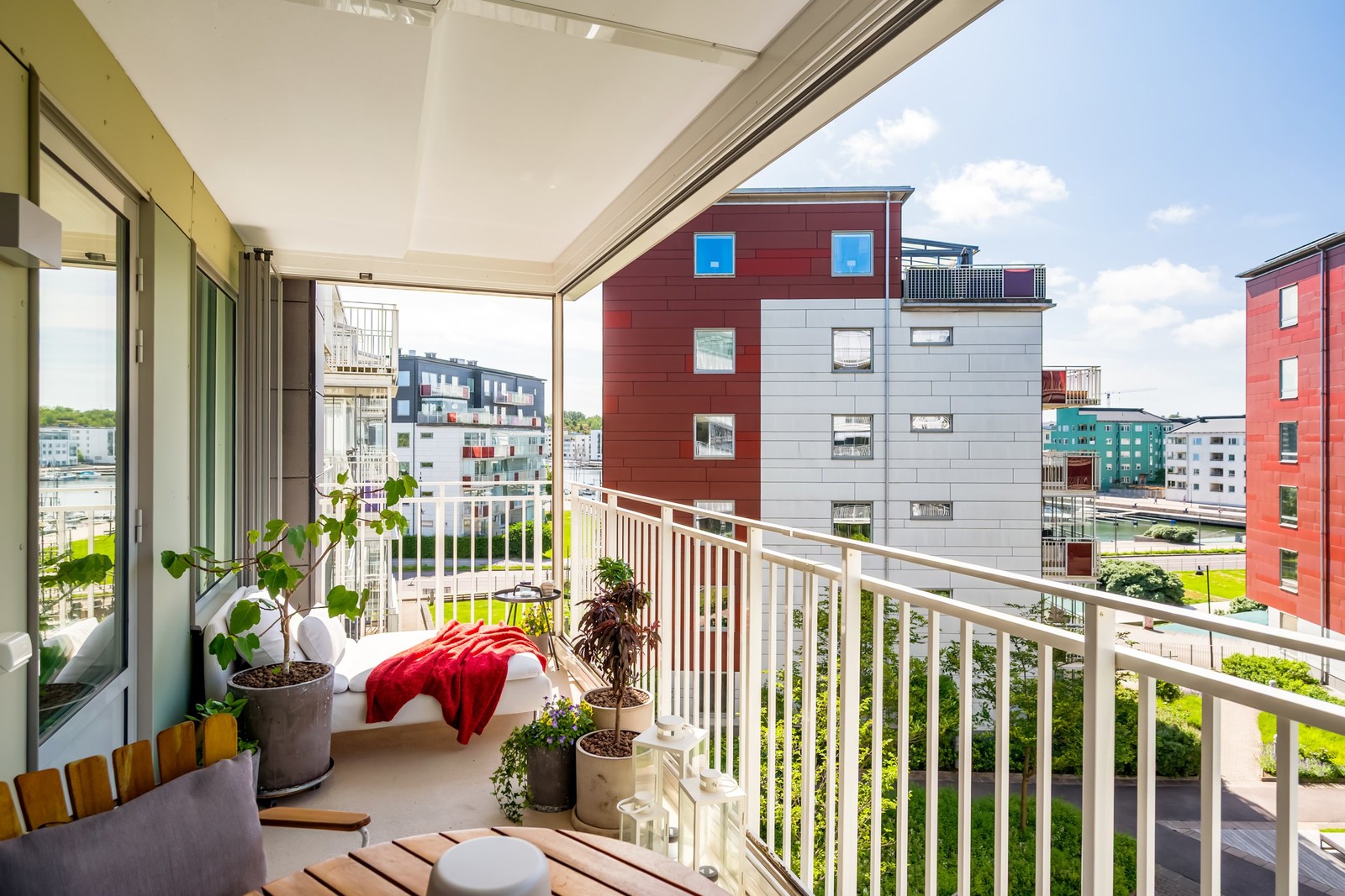 En stor balkong i västerläge och härlig utsikt