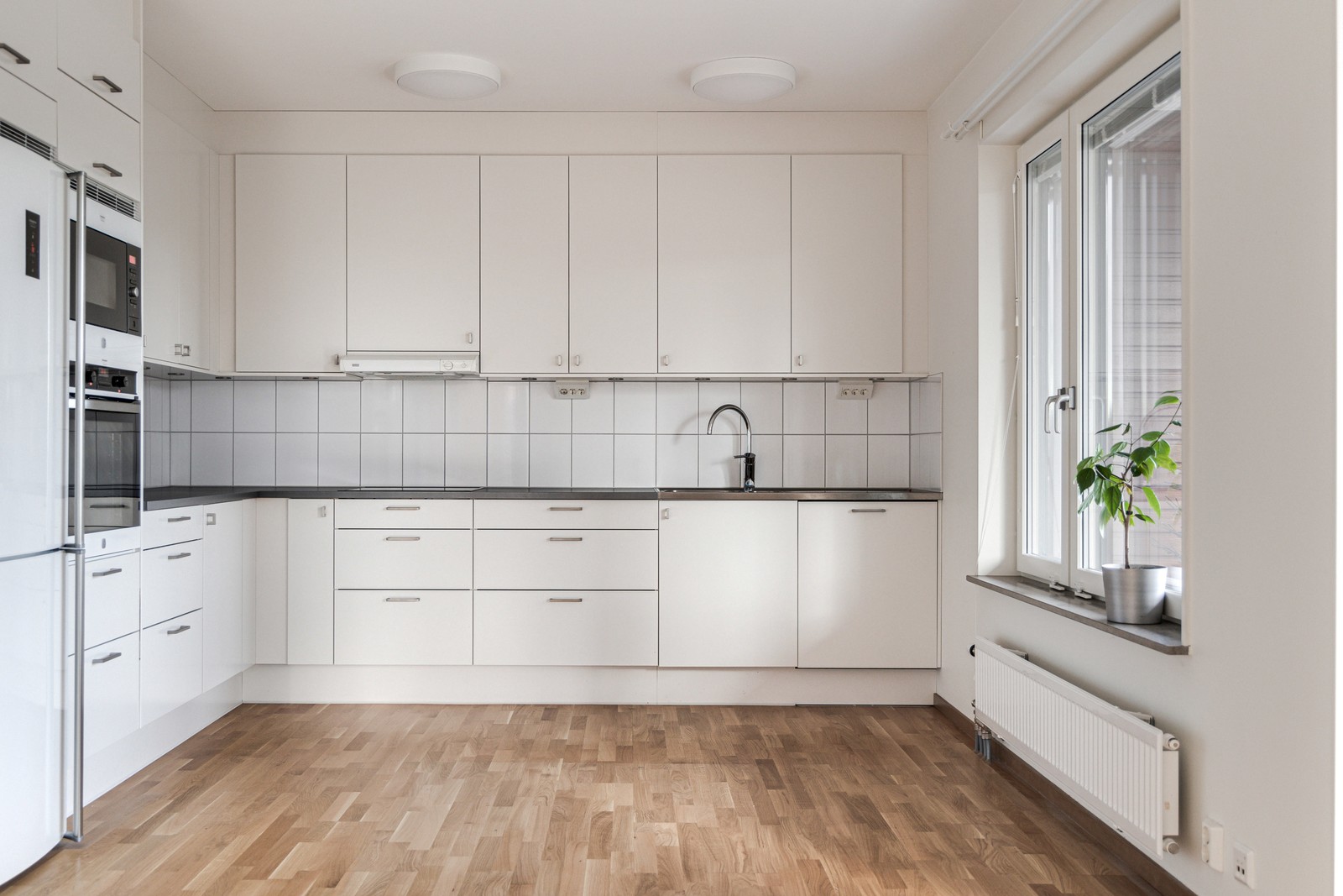 Ett stilsäkert kök med gott om skåpförvaring