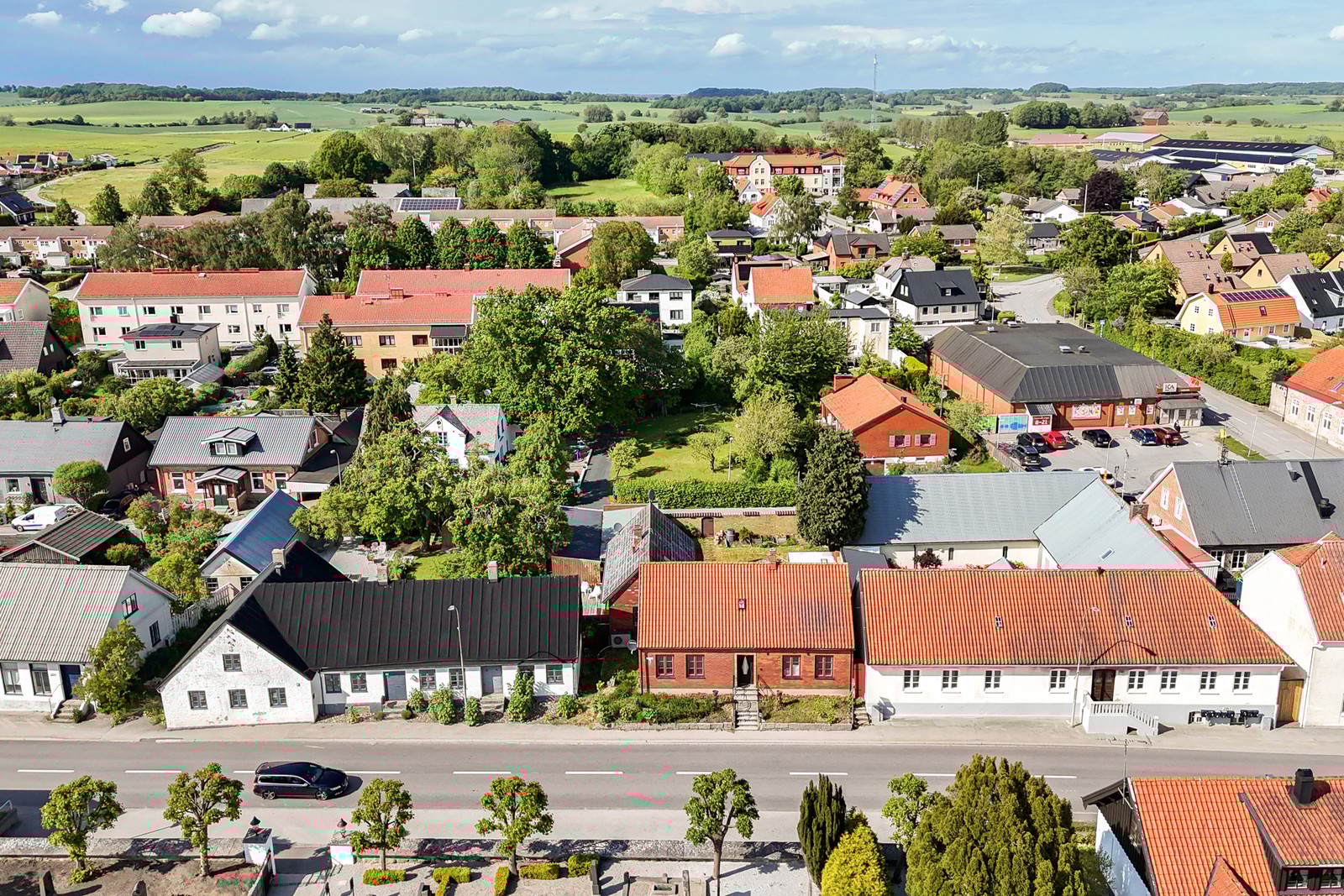 Gedigen tegelvilla mitt i hjärtat av Anderslöv – ett välskött renoveringsobjekt med stor potential!