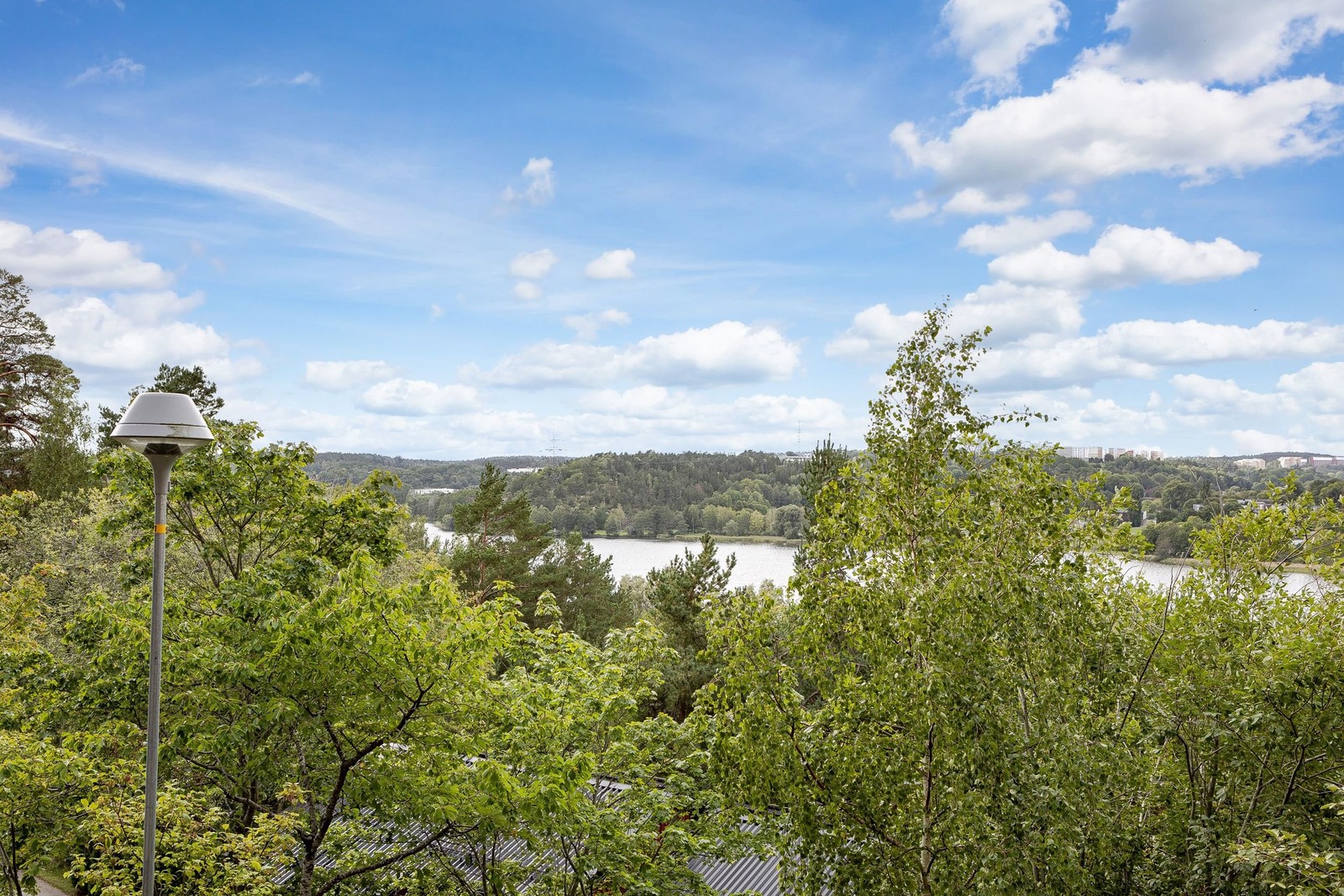 Sjöutsikt från inglasad balkong