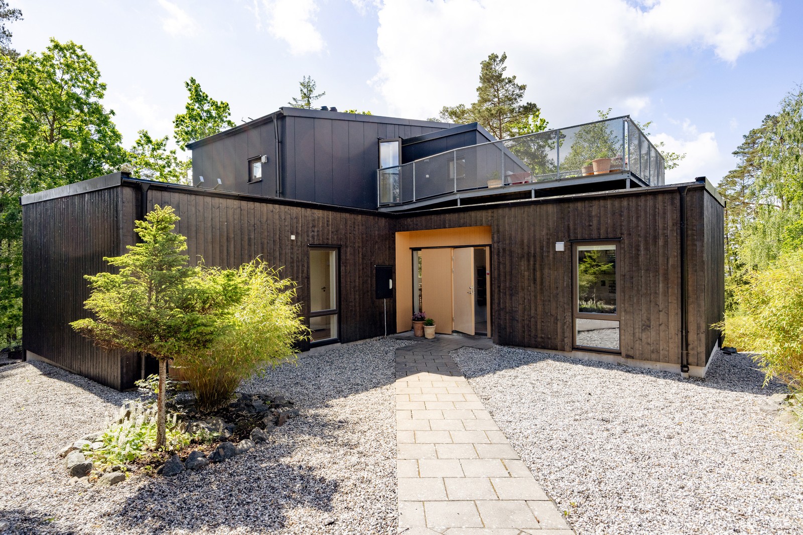 Välkommen till denna arkitektritade villa från 2017