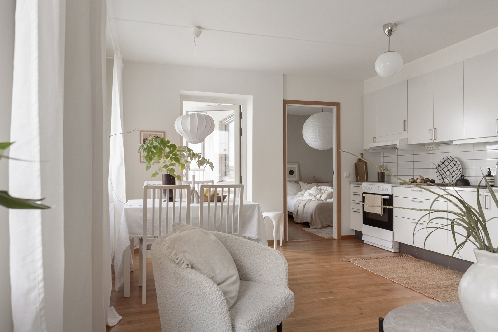 Modern bostad med nybyggnadskänsla