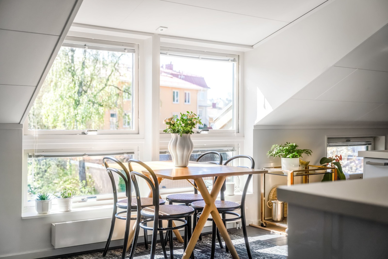 Bland grönska och lummiga gårdar på Lindholmen finner ni denna charmfulla vindsvåning i fint skick