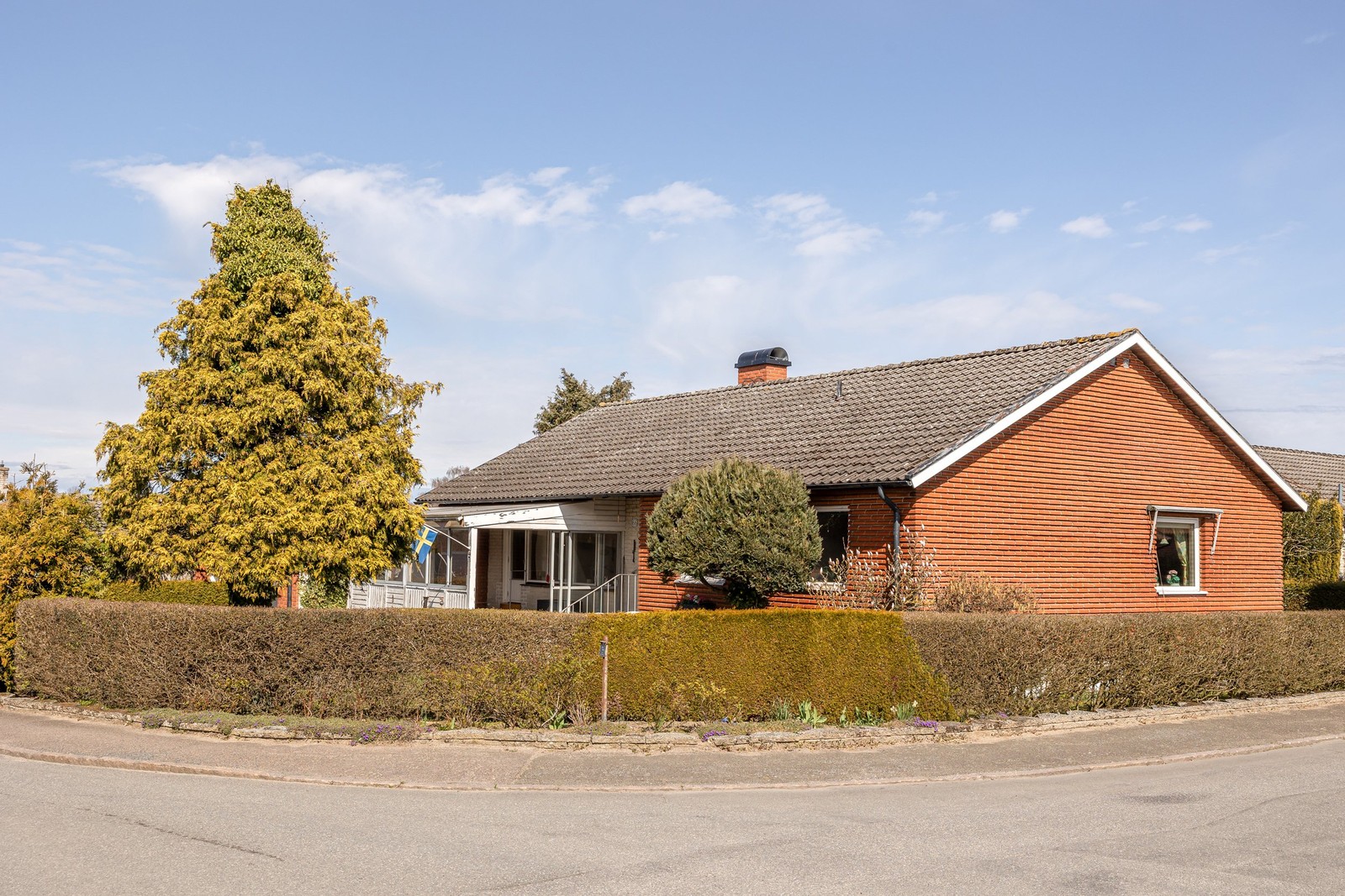 På hörntomt i ett familjärt villakvarter