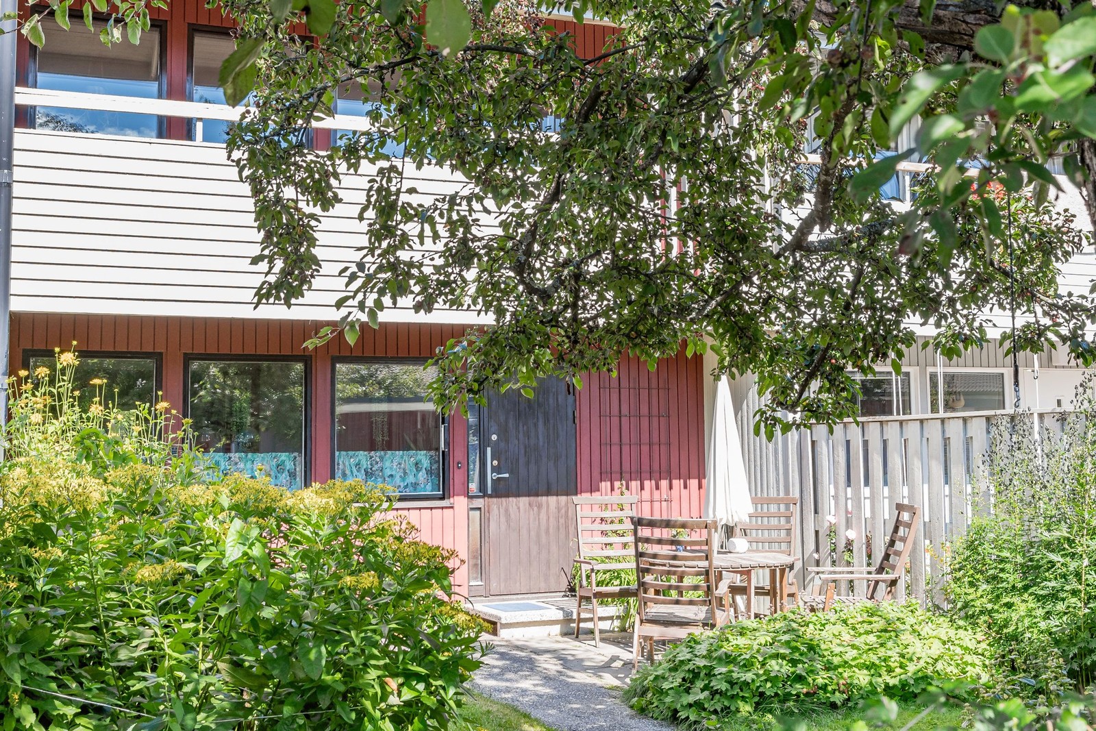 Entrésida med förråd