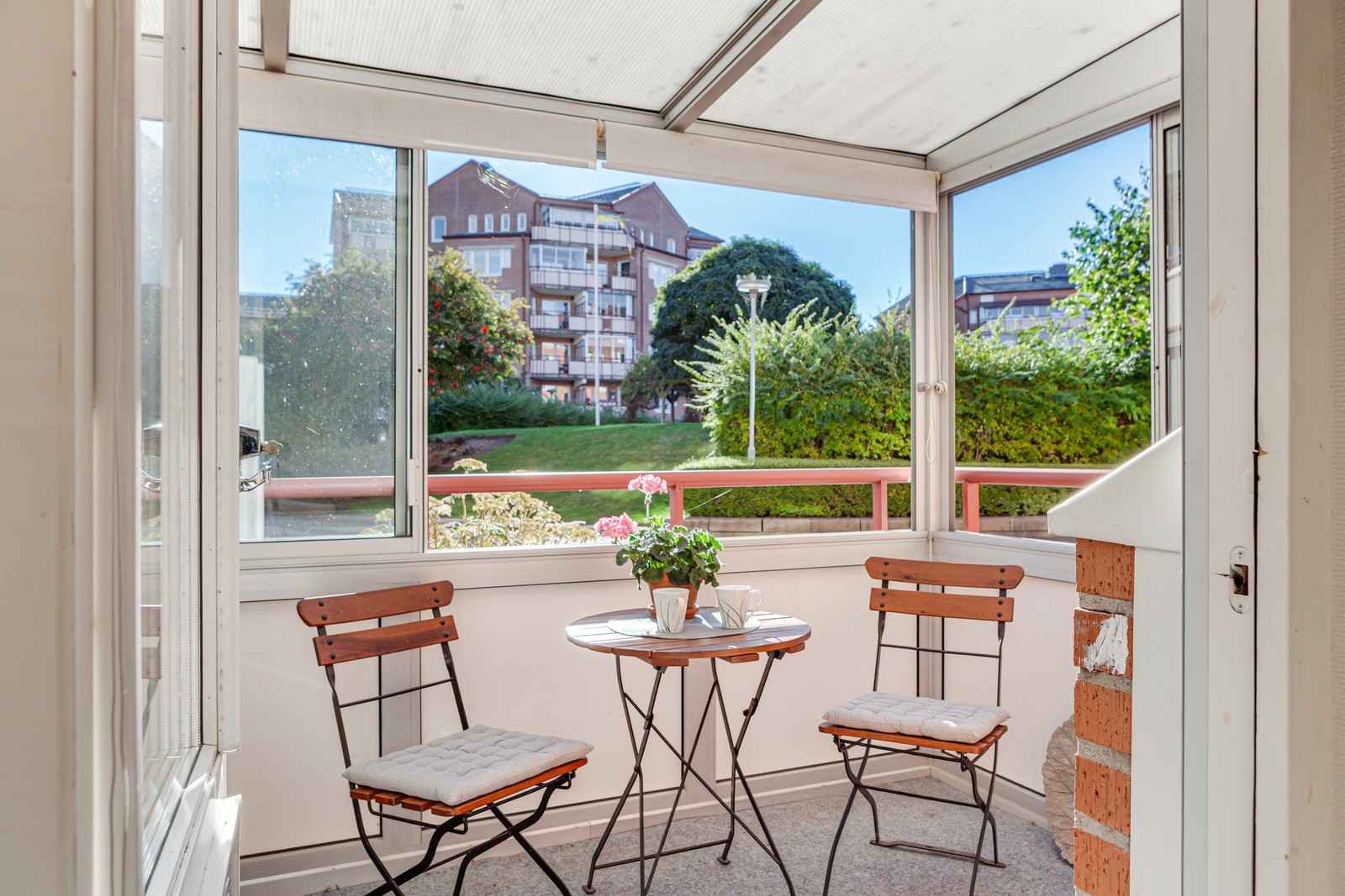 Genomgående och välplanerad 2:a om 66 kvm på markplan med en inglasad balkong i sydost!