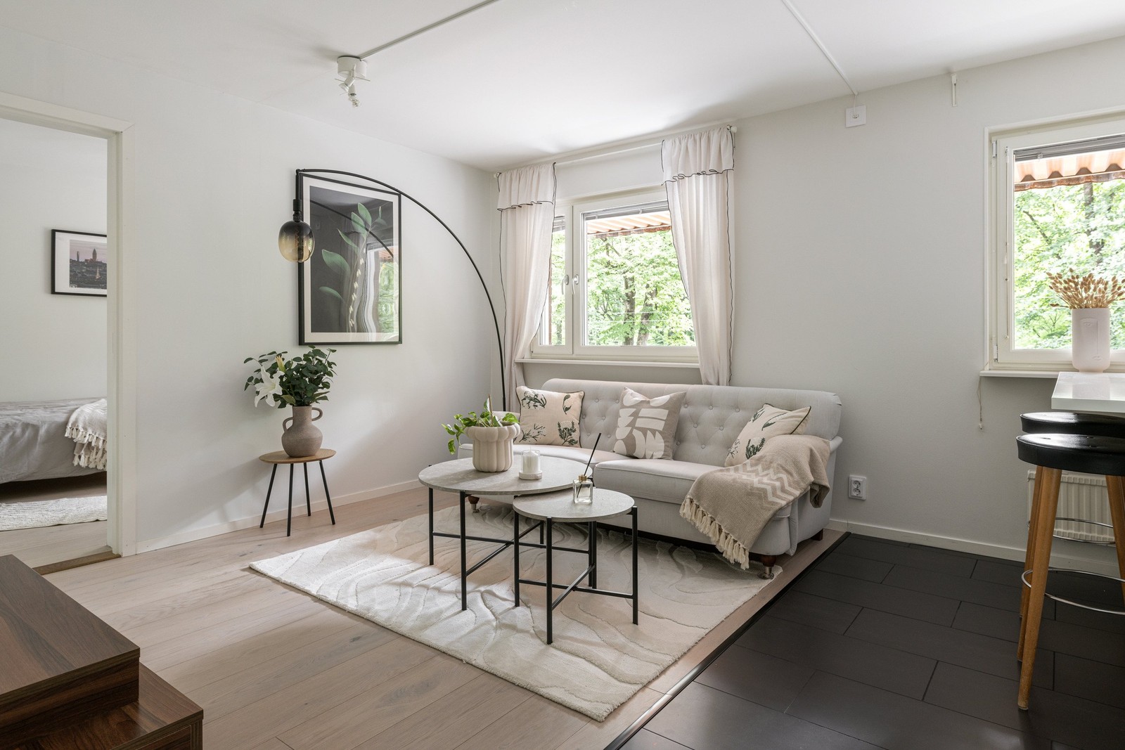 Ljuset strömmar in genom de stora fönstren och breder ut sig harmoniskt över hela rummet