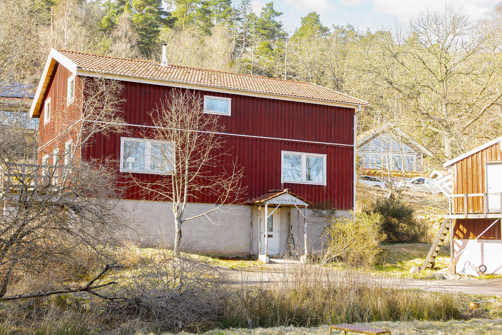 På stor naturskön tomt i Vallda ligger denna bostad som ni kan förverkliga till en idyll