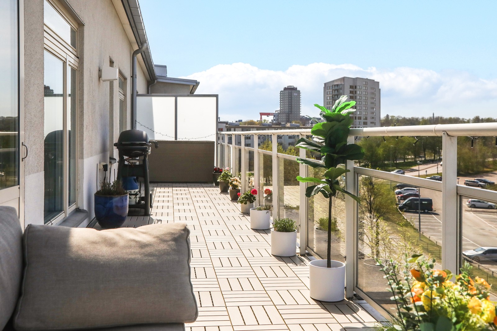 Stor solig takterrass med eftermiddags- och kvällssol