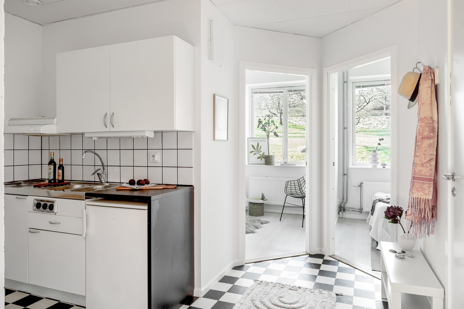 Ljus marklägenhet mitt i byn