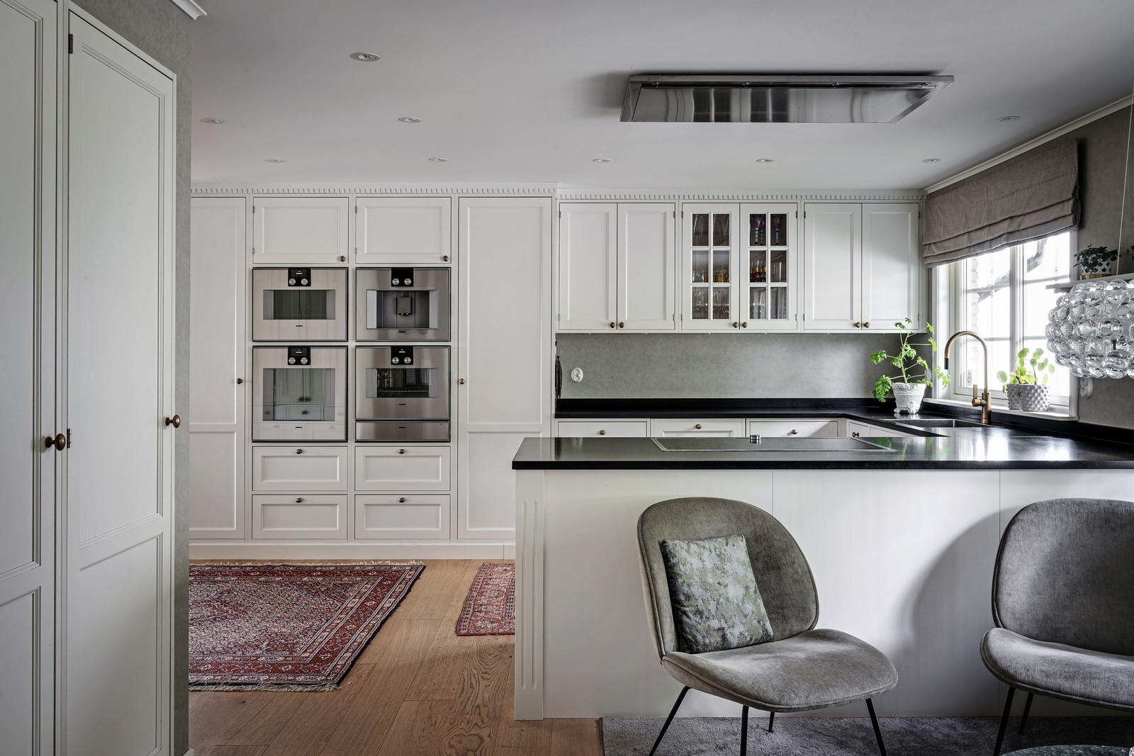 Första intrycket av köket förbluffar nästan, med tidlöst vacker inredning och vitvaror från Gaggenau