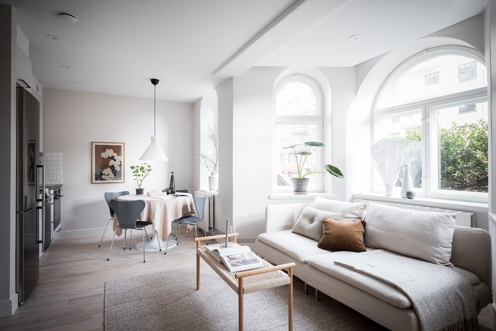 Välkomna till detta kvadratsmarta hem på Aschebergsgatan 39