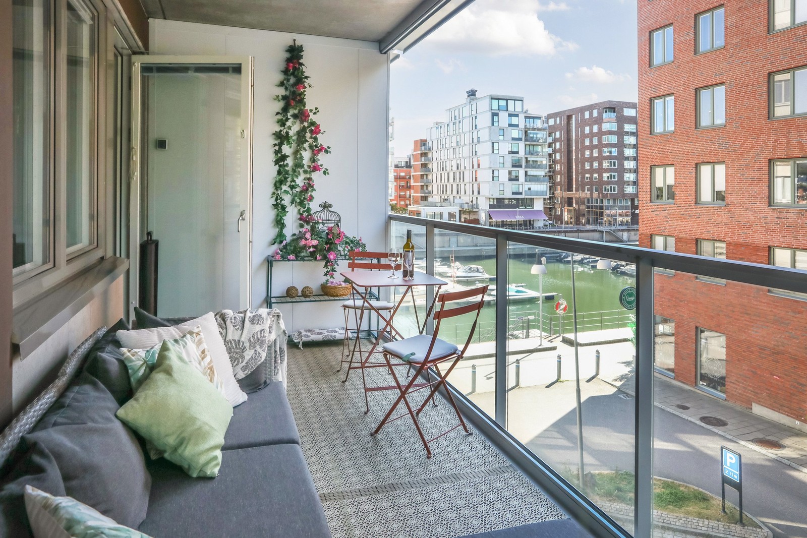 Den stora inglasade balkongen med vattenvy gör detta till en plats att trivas på