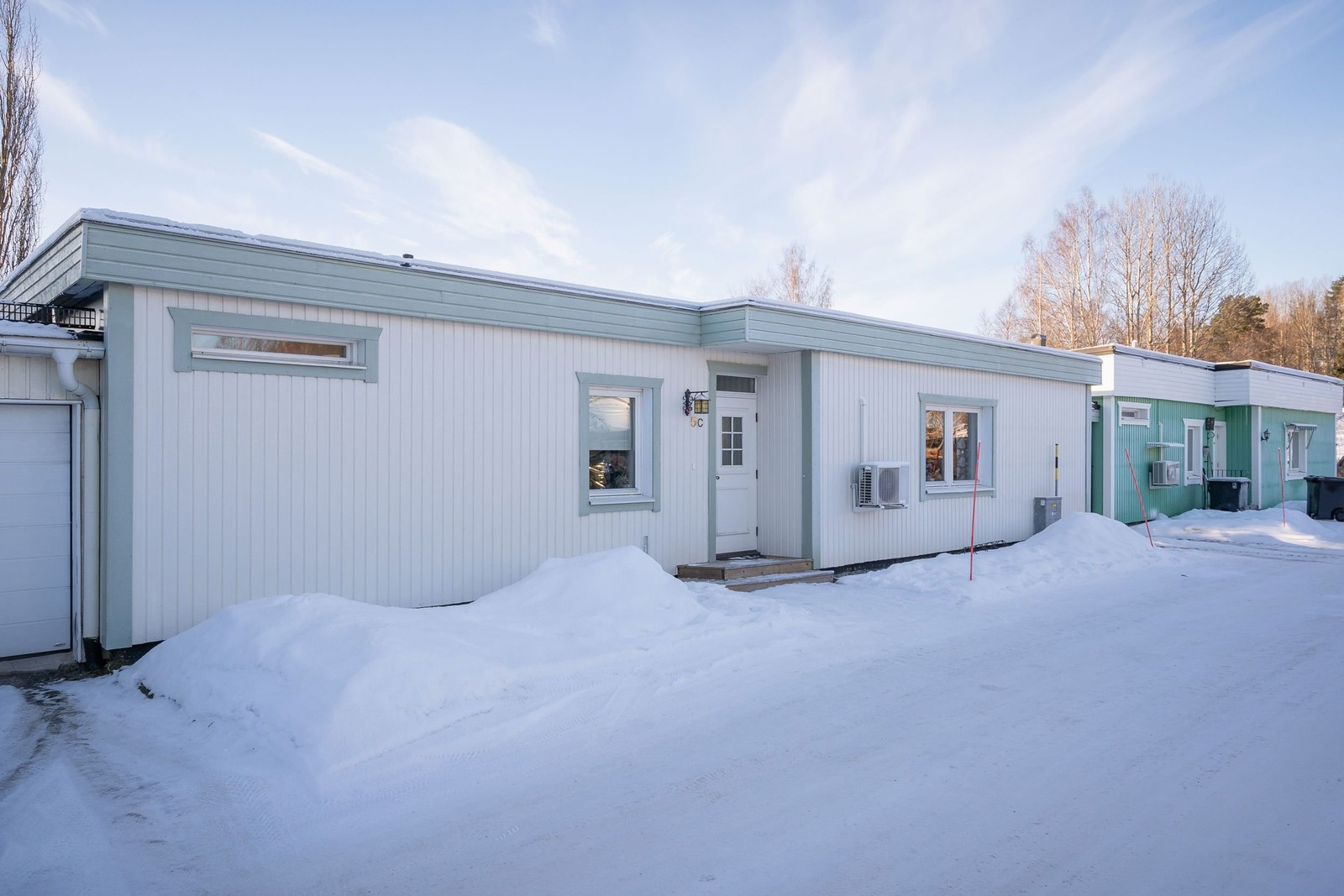 Väldisponerat radhus med vidbyggt garage