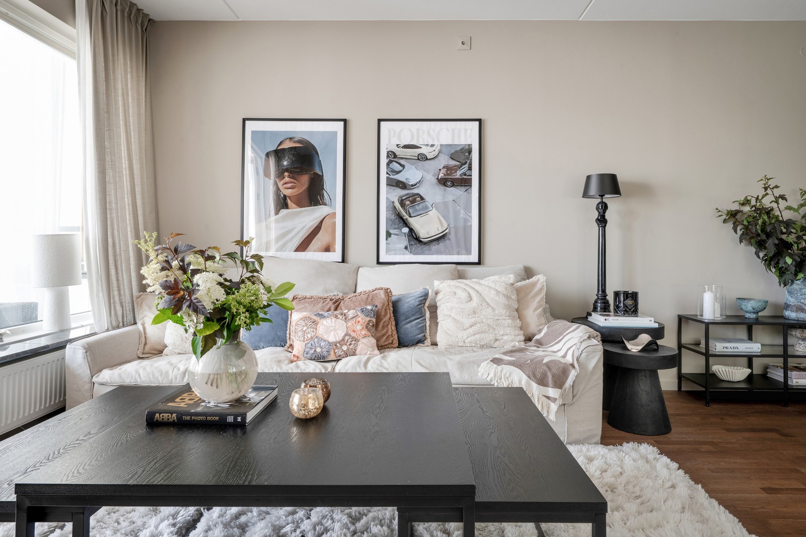 En välplanerad och ljus bostad med smakfulla materialval