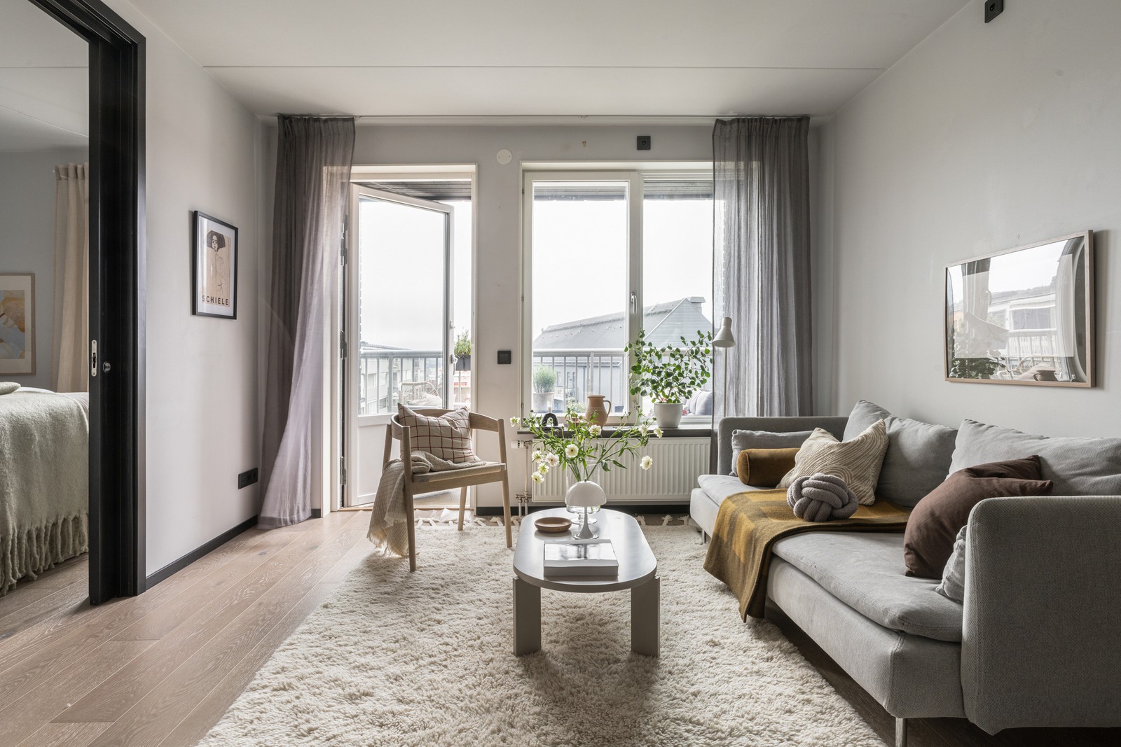 Det första du slås av är de stora fönstren och de smarta ytorna, det känns större än sina kvadrat!