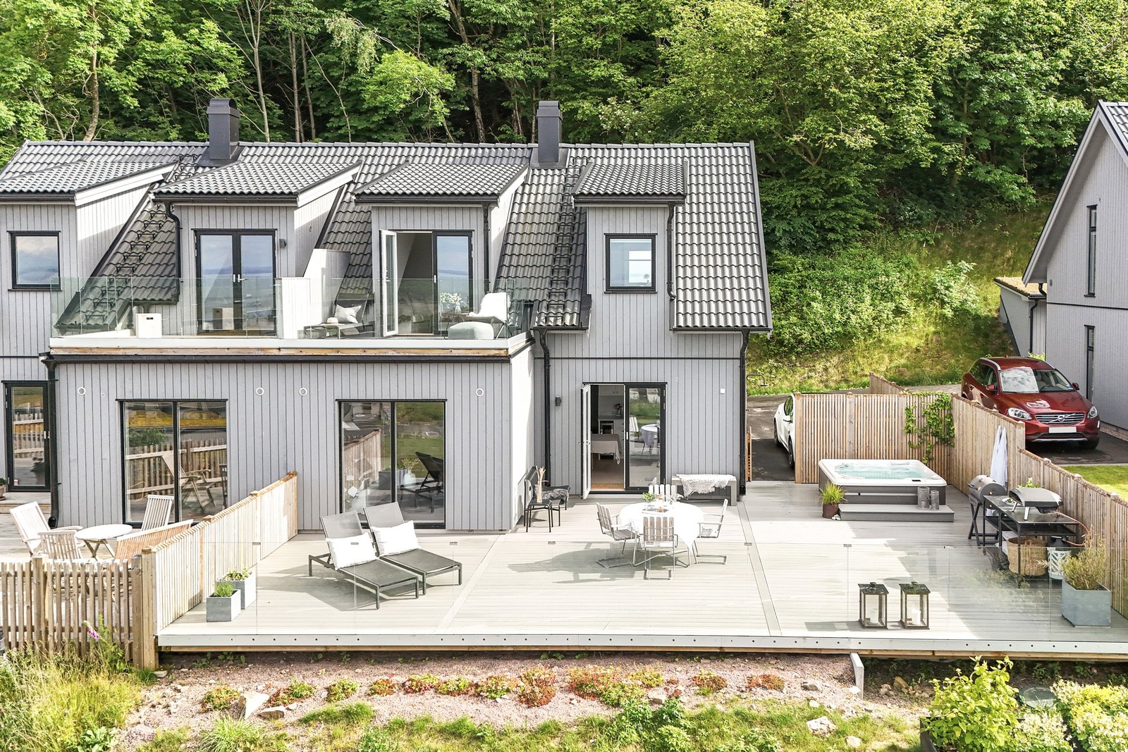 Underbart stor och solig terrass