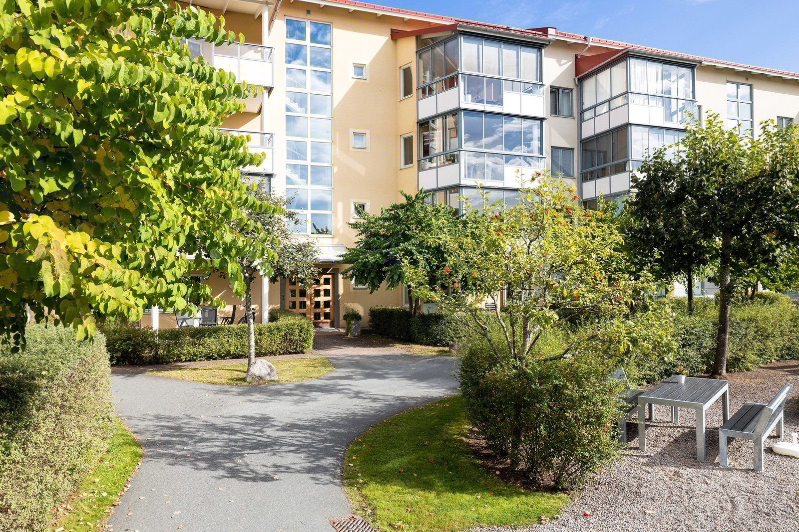 Central adress på lugnt och undangömt gårdsläge.