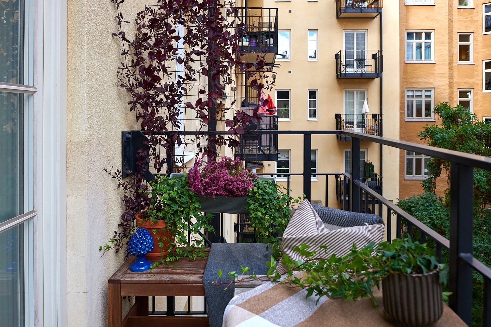 Magisk balkong som vetter mot innergården