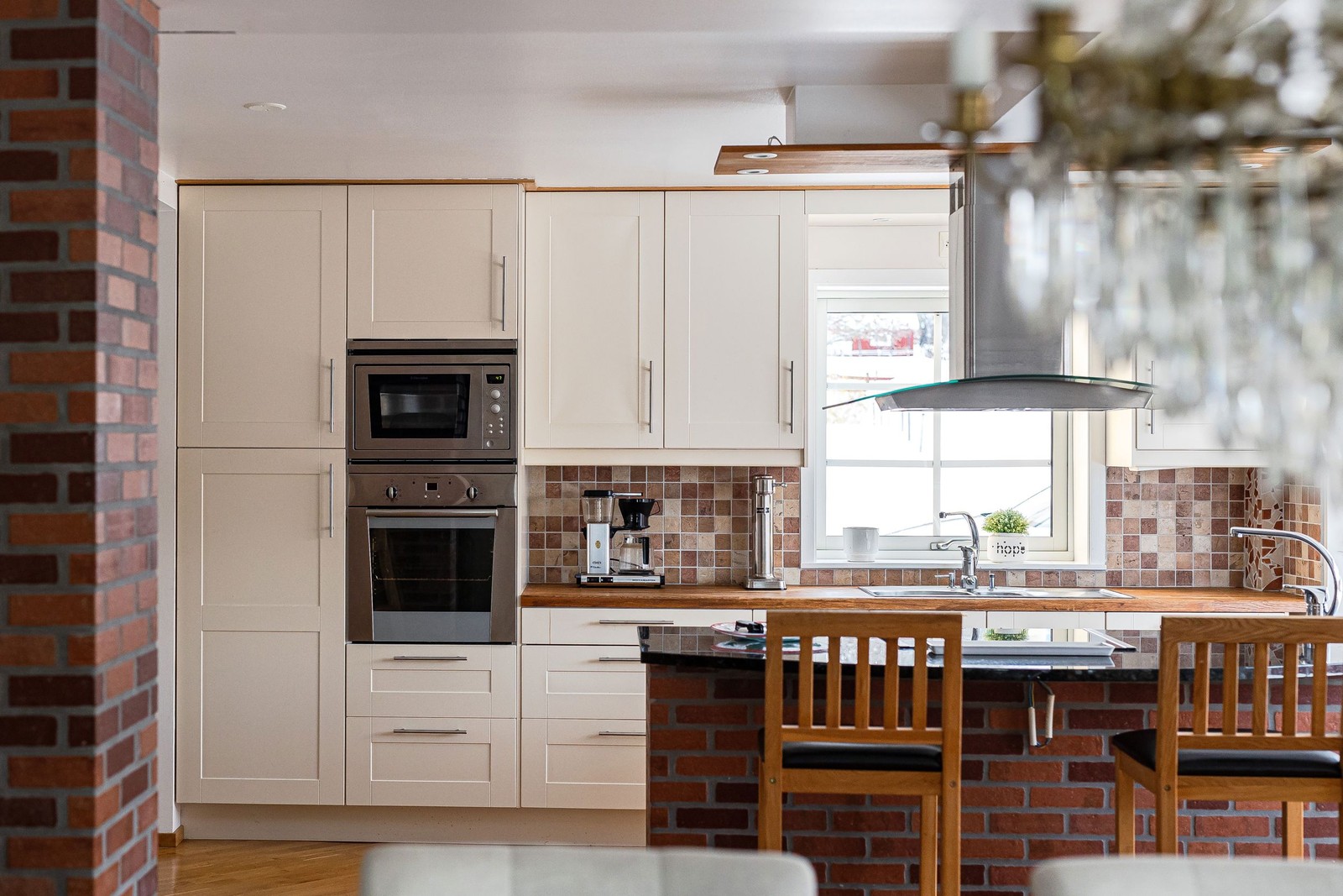 Ljust kök med köksö