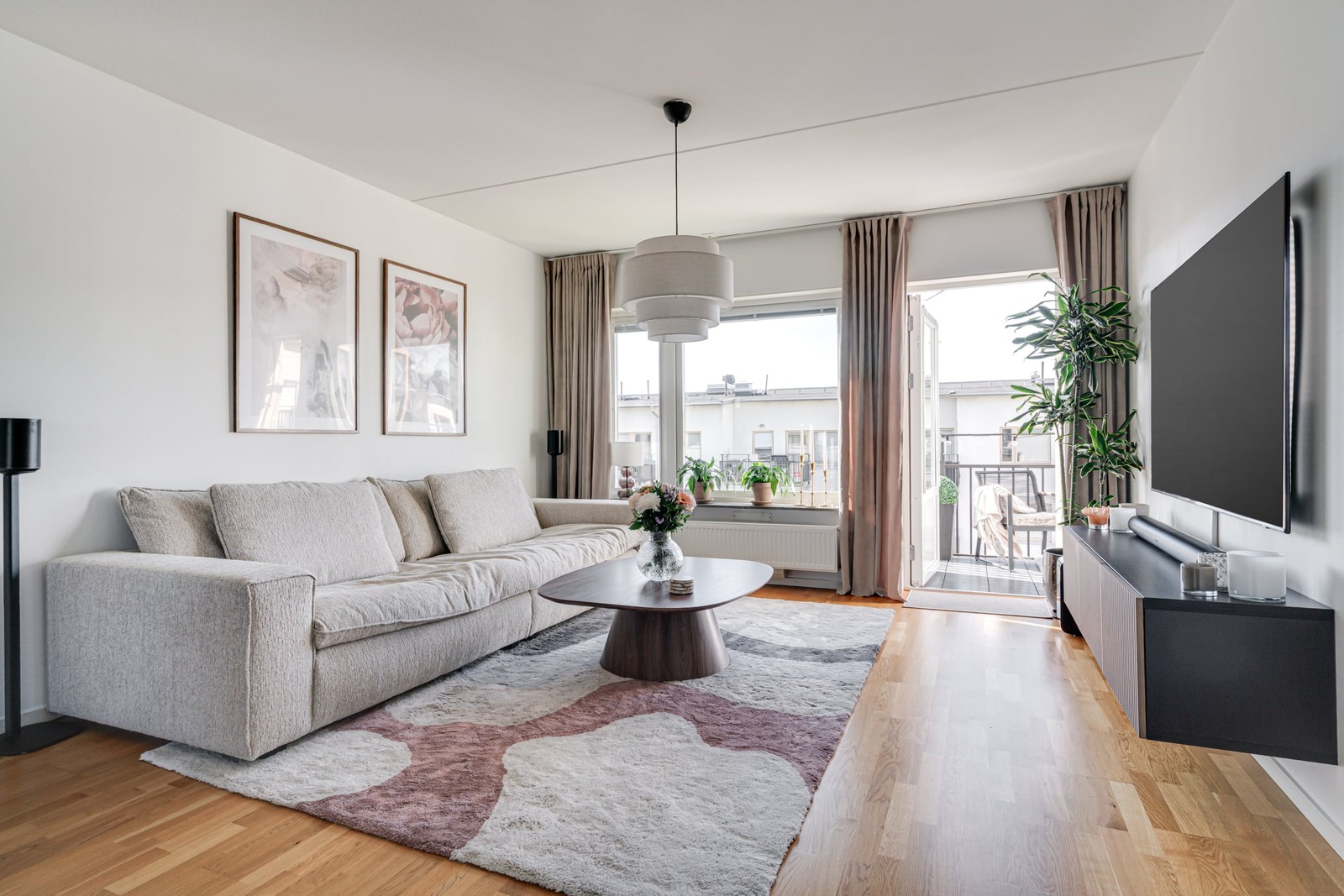 Högst upp i huset välkomna ni till denna ljusa och trivsamma trea