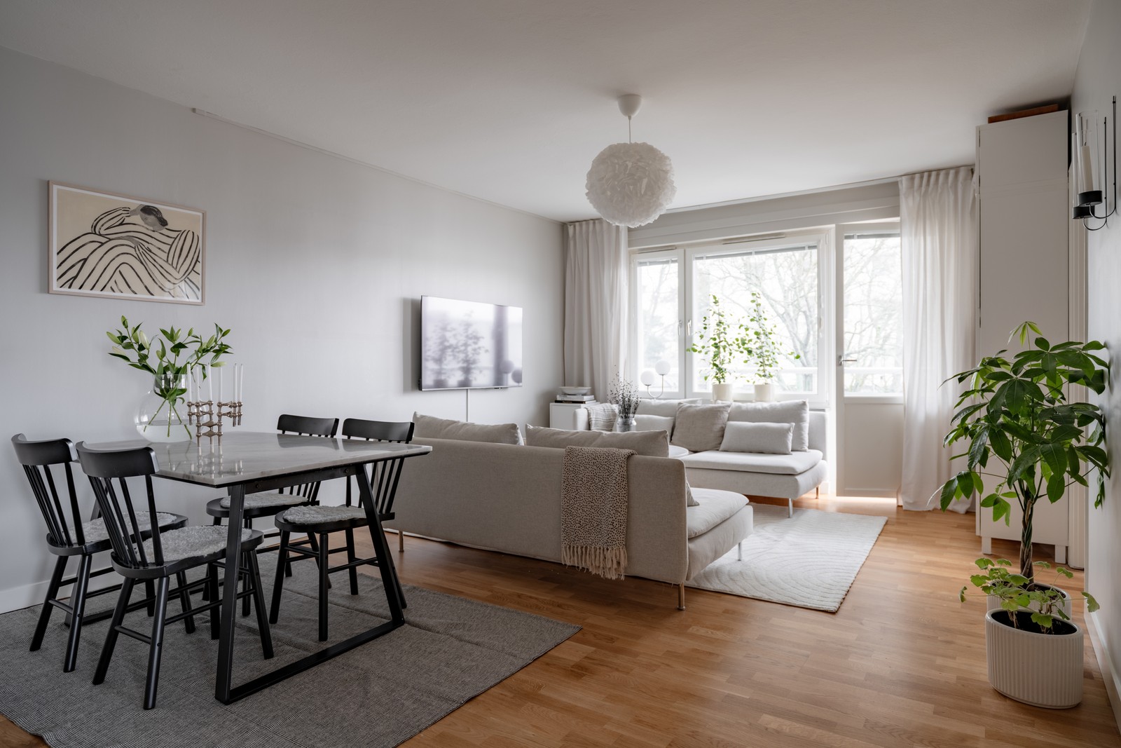 Vardagsrum med utgång till balkong