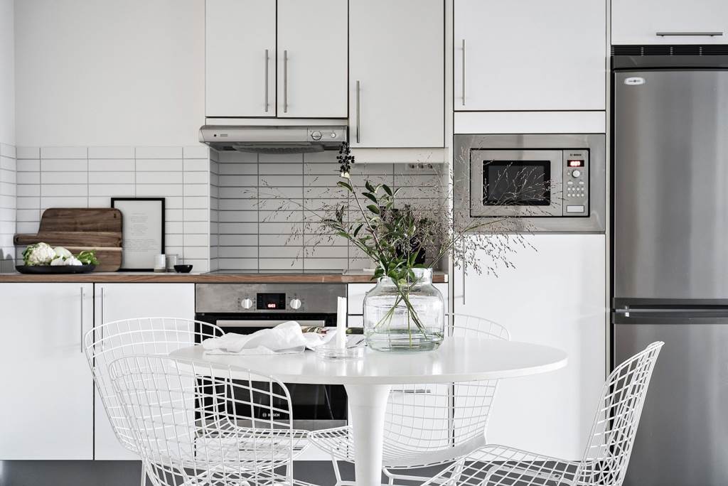 Lågupplöst Social och öppen planlösning mellan kök och vardagsrum