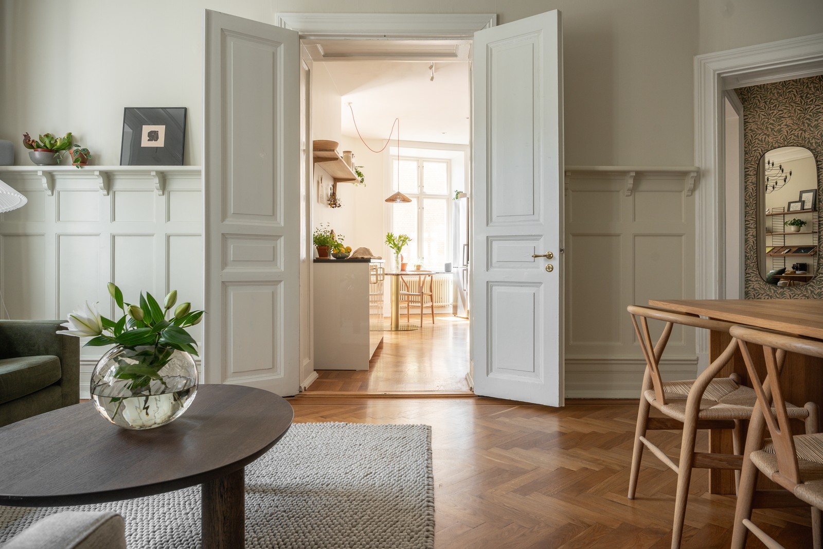 Vackert speglade pardörrar leder dig mellan allrum och kök