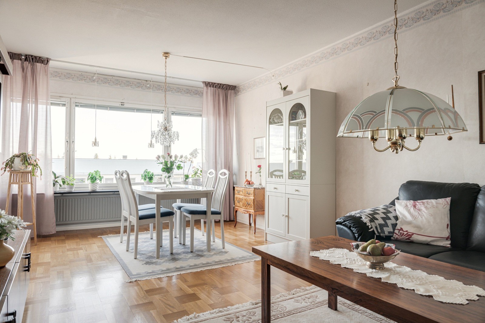 Stora fönsterpartier ger ett stort ljusinsläpp