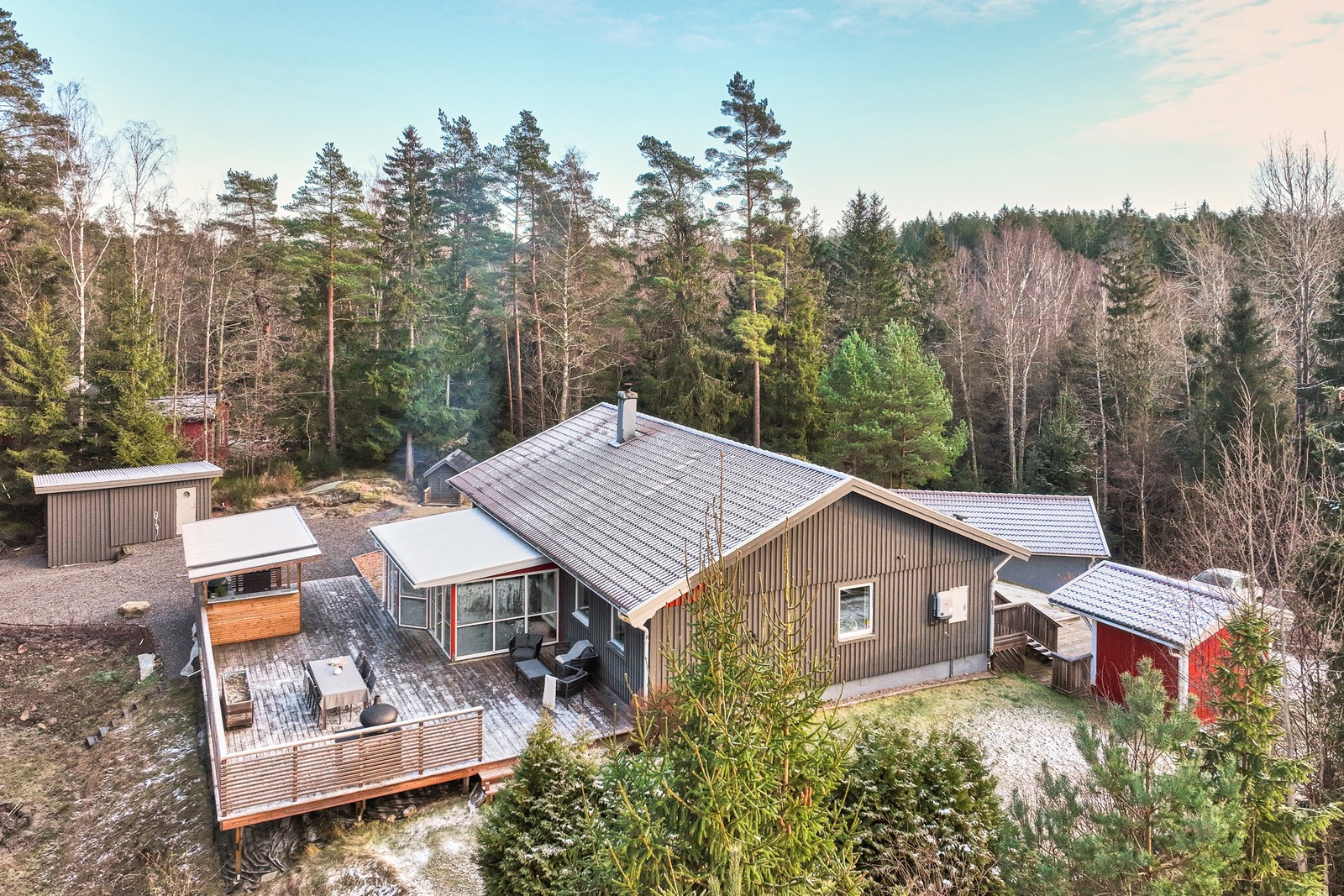 Välkommen till Häckenvägen 26. Naturnära läge med underbara uteplatser