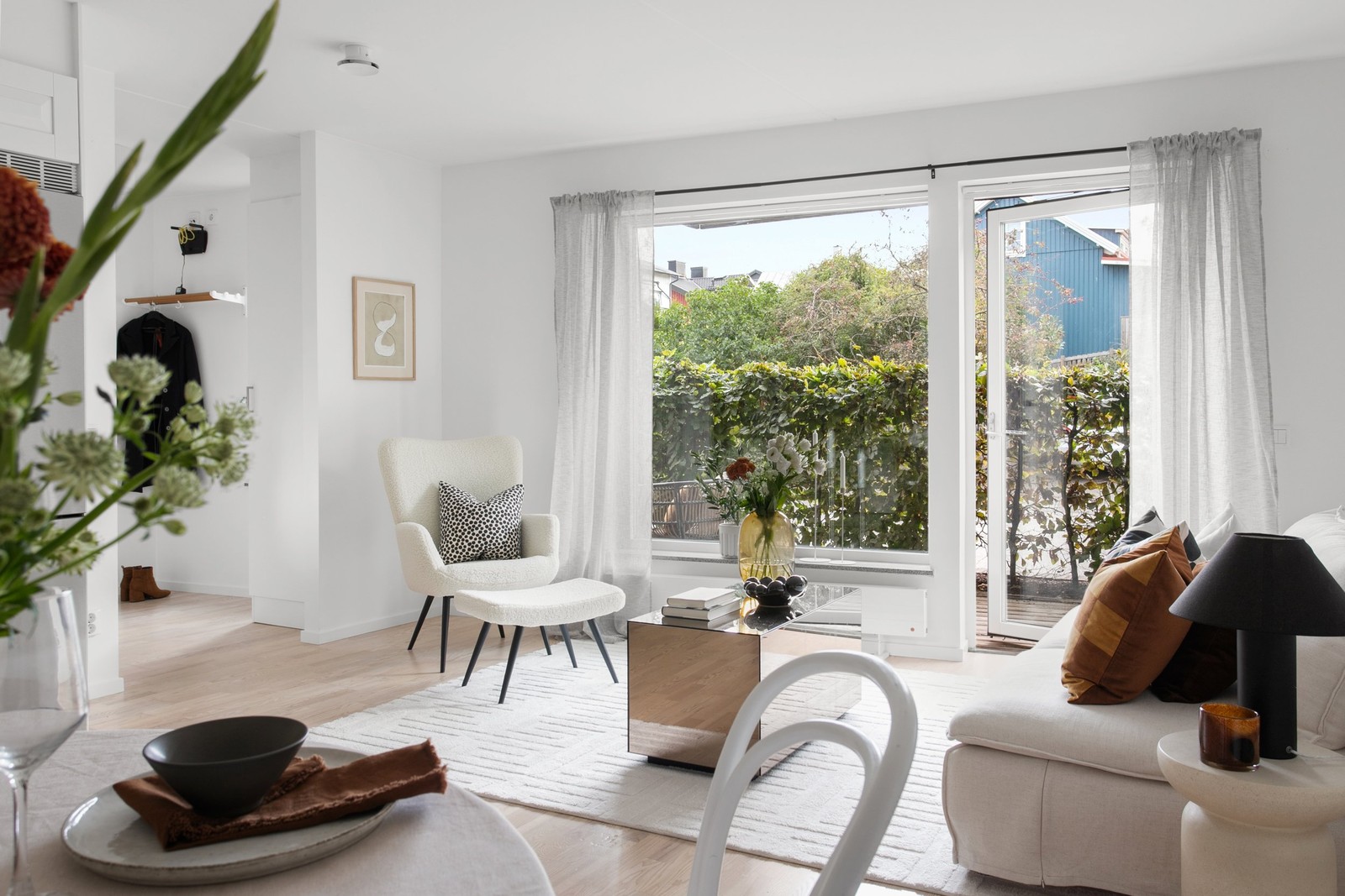 Bostadens hjärta är den öppna planlösningen mellan kök och vardagsrum