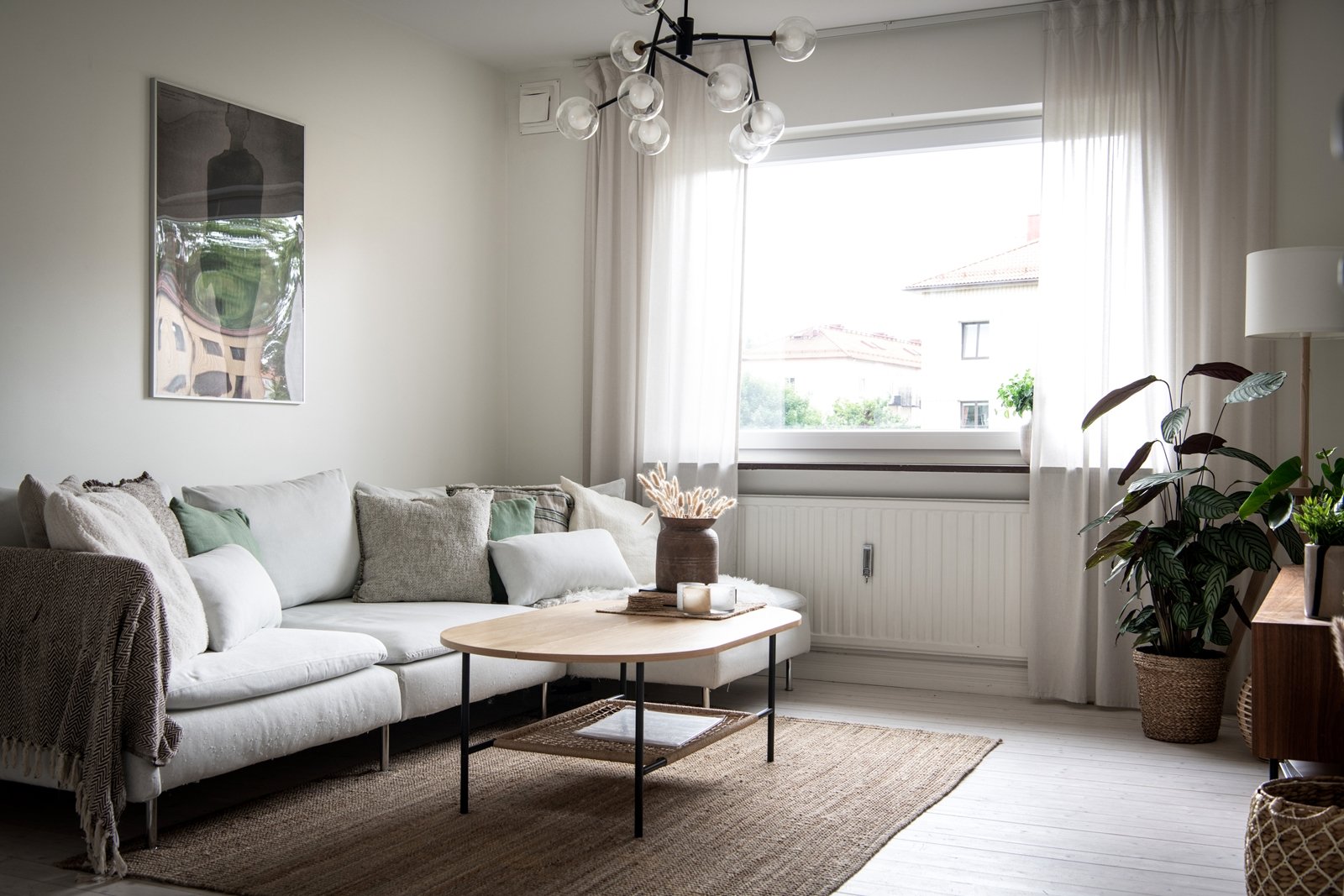 Här presenteras en genomgående bostad med kombination av charm och ljus