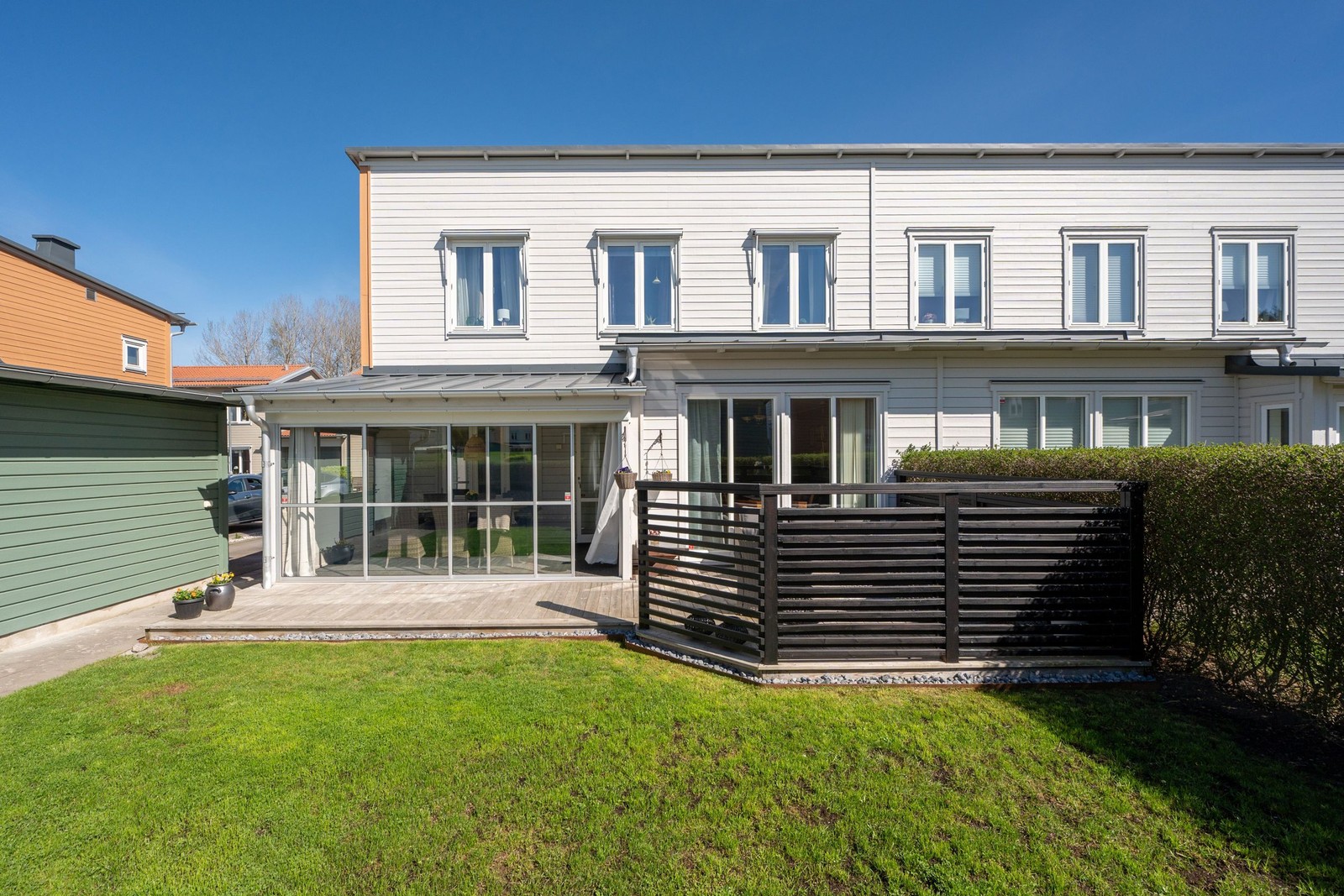 Baksidan ligger med bästa solläge och har en trevlig uteplats intill uterummet.