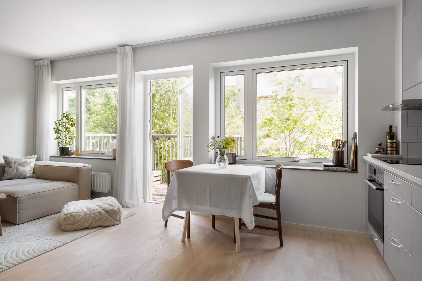 Varmt välkomna till denna ljusa dröm på Ärlegatan 5D med naturen nära inpå!