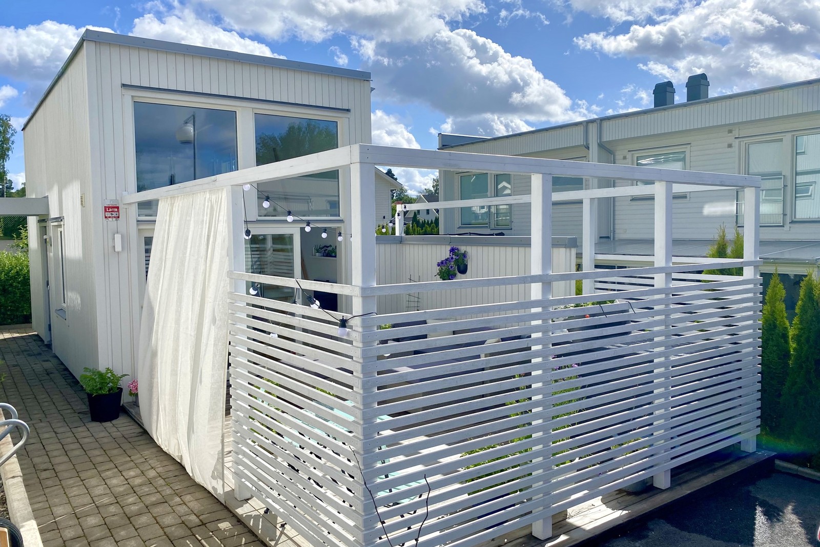 Stor, solig uteplats