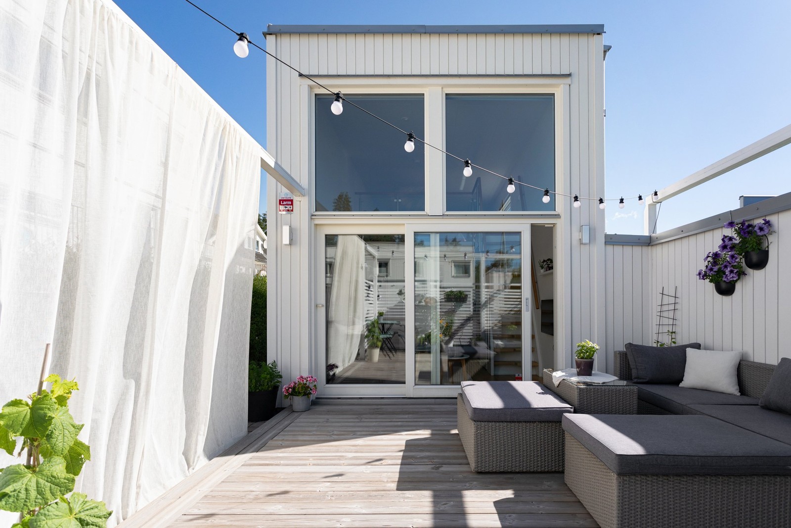 Solig, insynsskyddad uteplats med utgång från bostaden genom skjutdörr