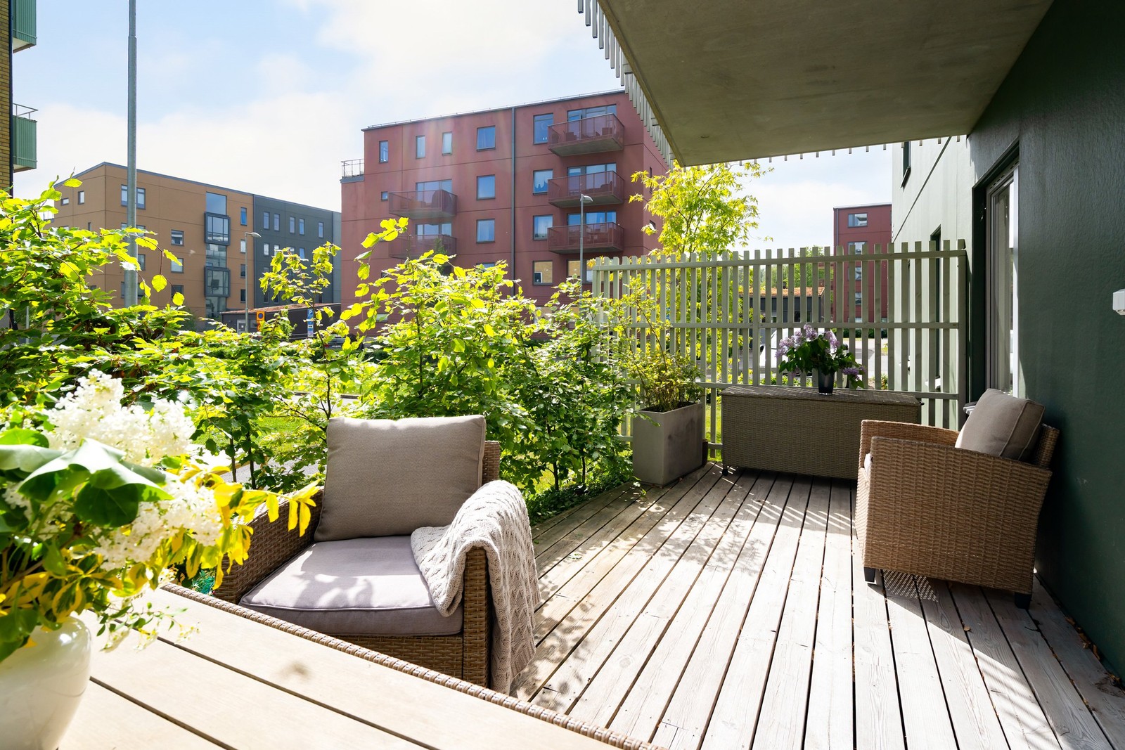 Välkommen till en smart planerad tvårummare med uteplats i populära Flatås