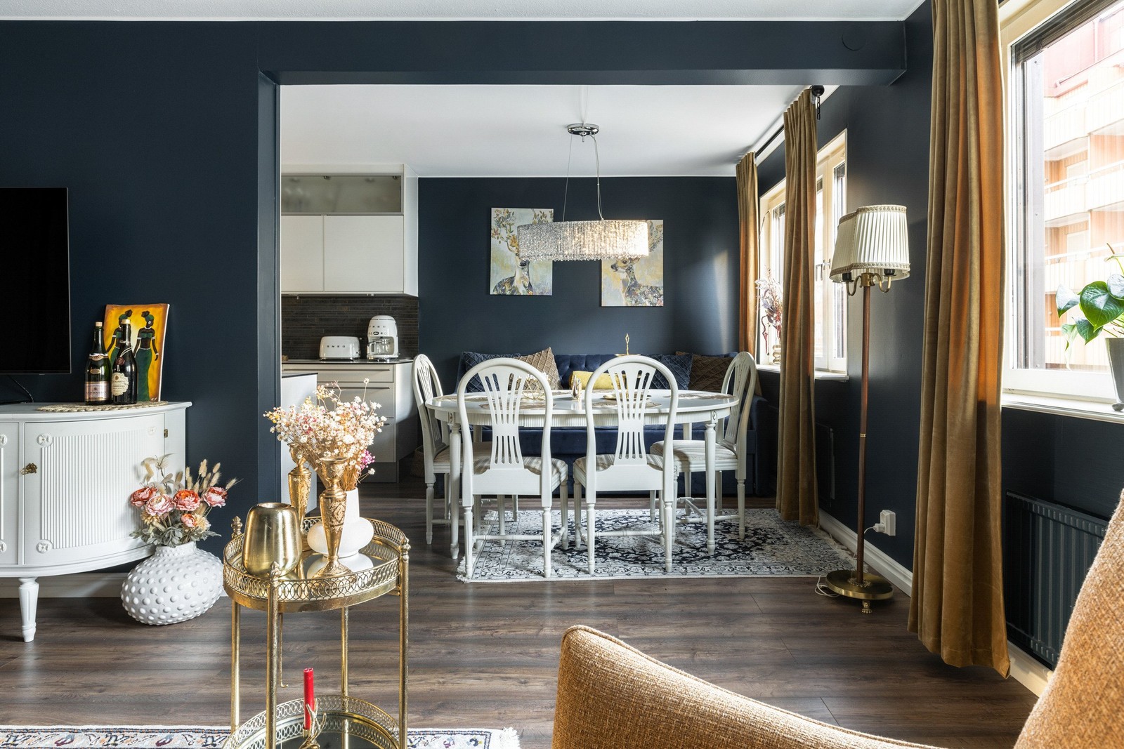 Rikligt med ljus flödar från fönsterpartierna