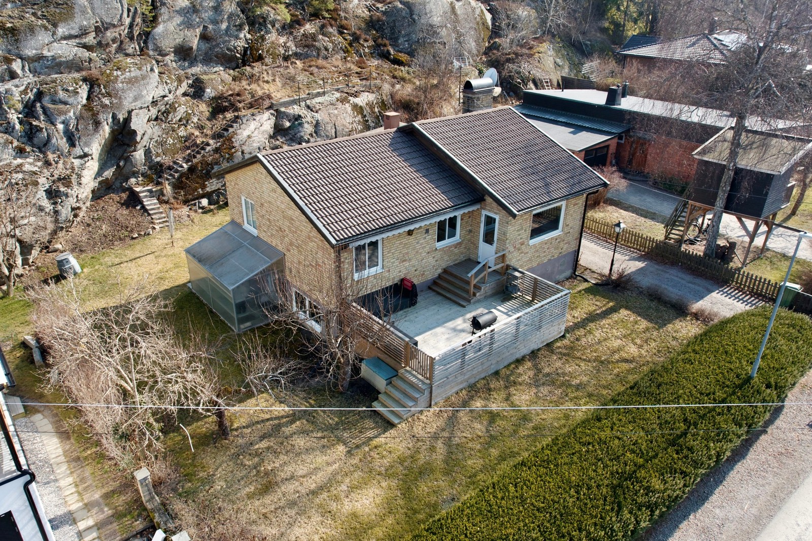 Stor uteplats med sol från lunchtid